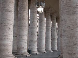 Travertin in den Kolonnaden des San Pietro Platzes