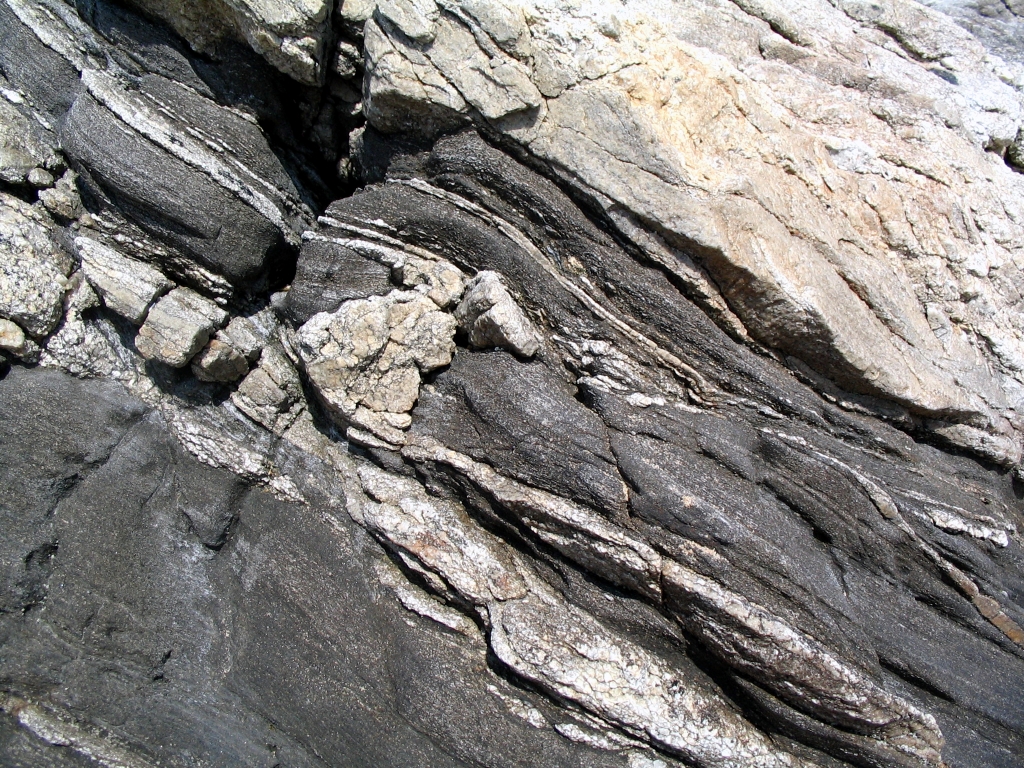 Ein Pegmatit (Granit) wie er in der Natur vorkommt